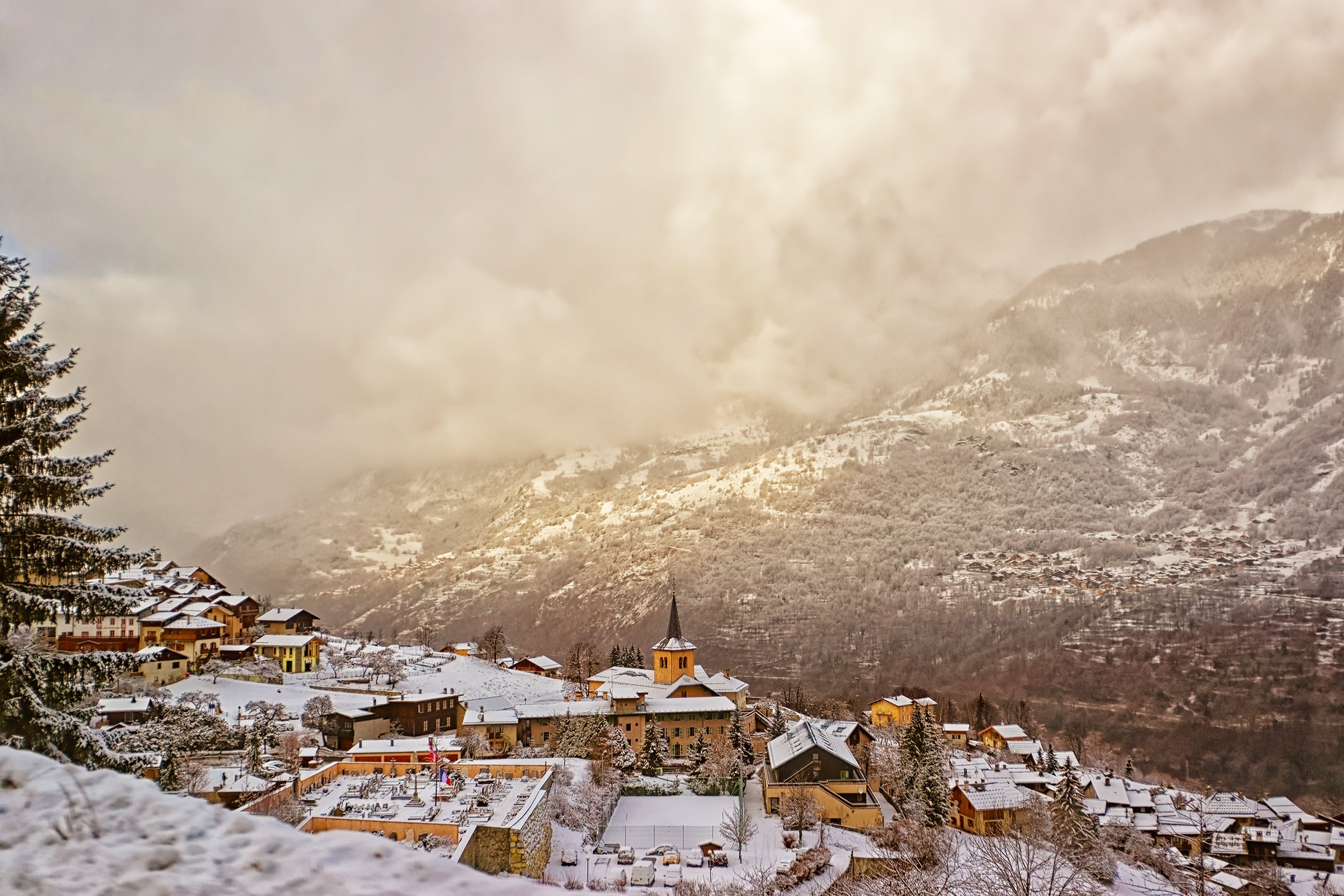 Village alpin français sous la neige en hiver — Alta Ateliers
