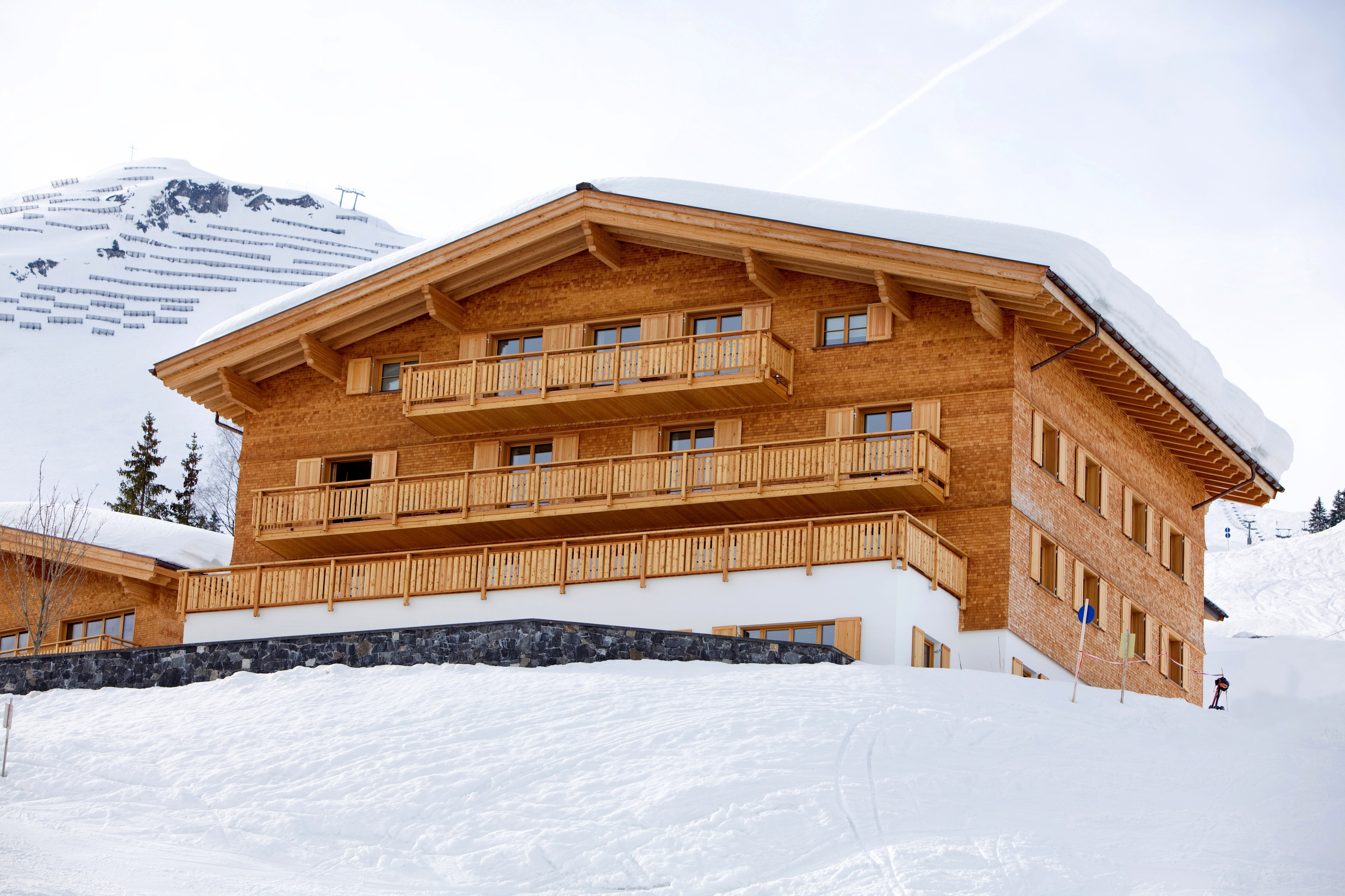 Chalet alpin en bois sous la neige