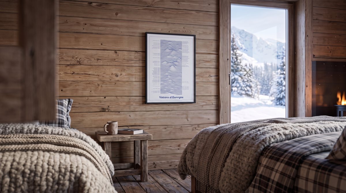 Affiche des volcans d'Auvergne accroché au mur d'un chalet en montange. L'affiche représente tous les Puys de la chaîne des volcans.